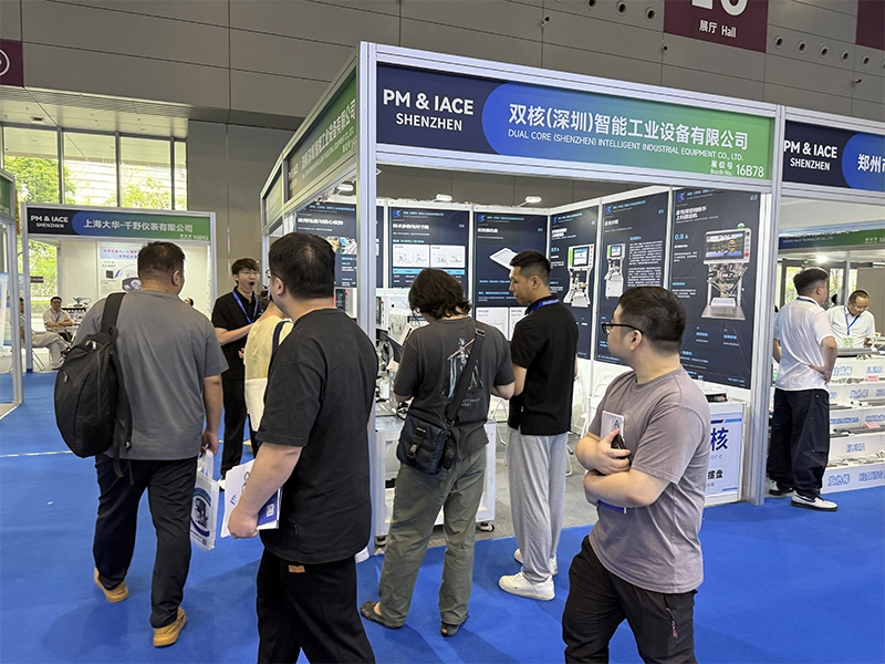 双核智能参加2026华南国际粉末冶金与先进陶瓷展圆满收官，参展为期3天（2026年10月14～16日，展位号：16号馆1678号），通过此次展会，双核智能向广大新老客户充分展示了柔性视觉模组上料摆盘机的应用场景。